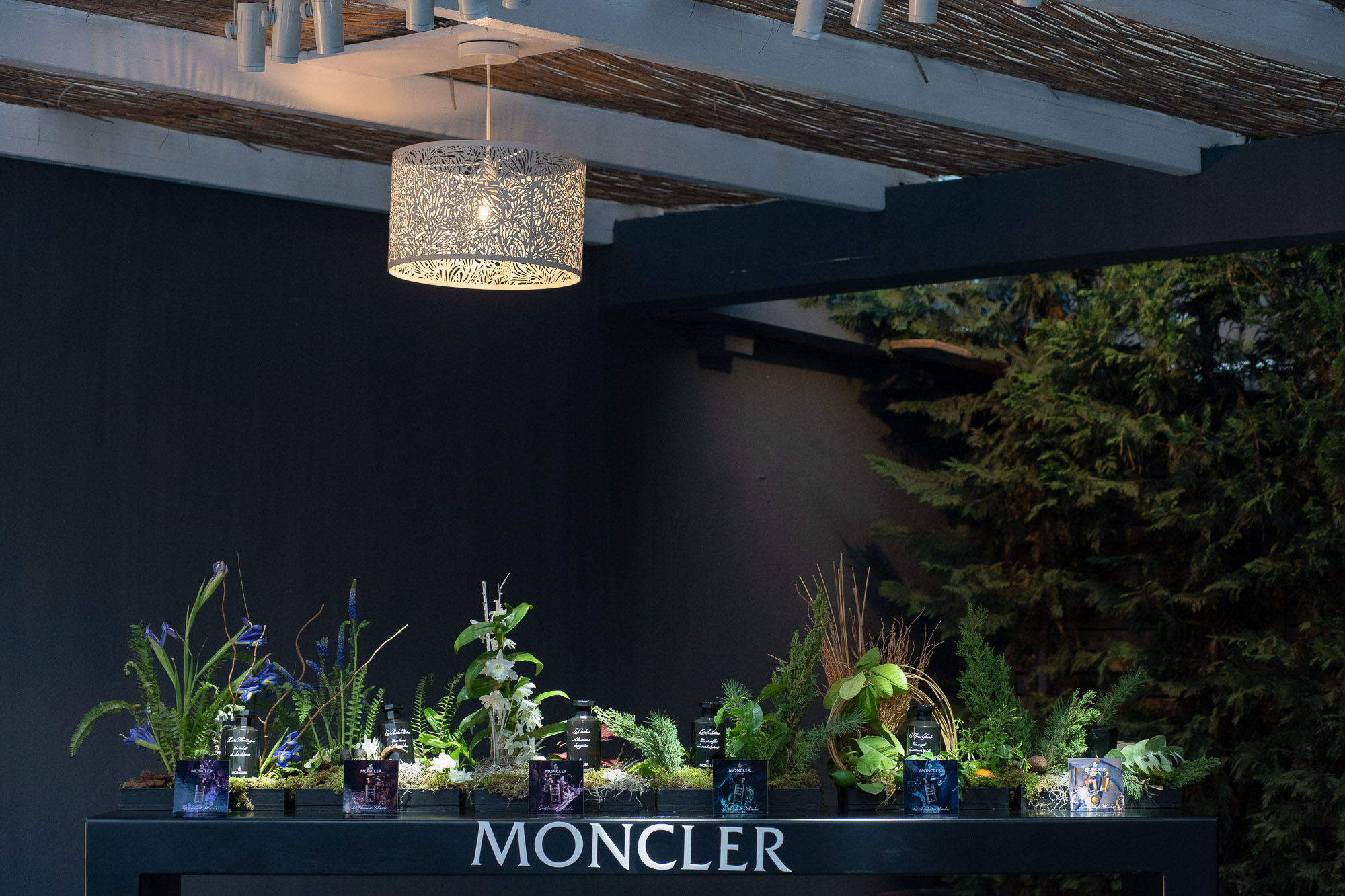 Ο οίκος Moncler υμνεί την αλπική κληρονομιά με τη νέα συλλογή αρωμάτων “Les Sommets Moncler”