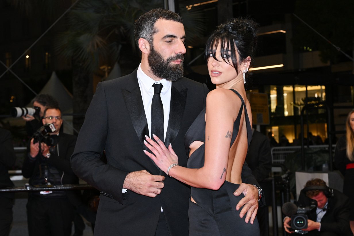Dua Lipa: Ξανά στην Ελλάδα η τραγουδίστρια – Στην Πελοπόννησο με τον Romain Gavras