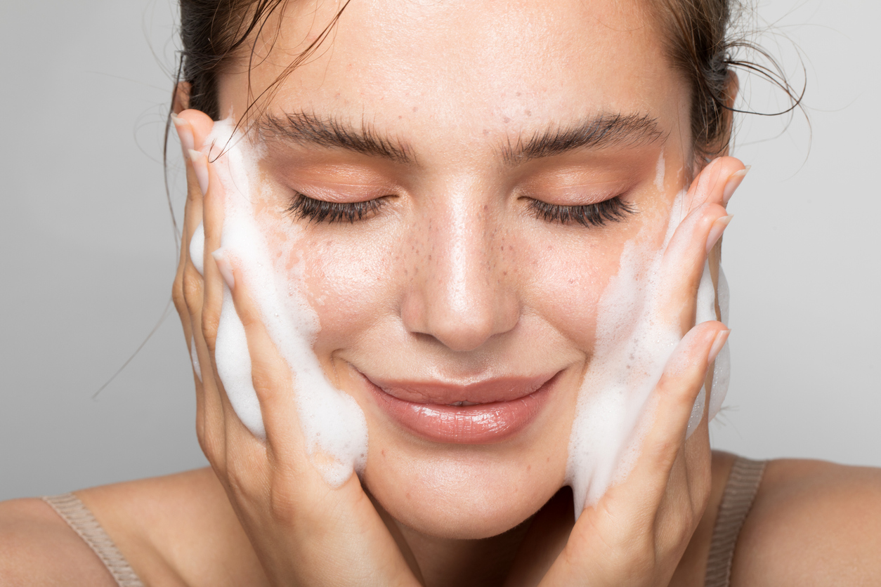 Double cleansing: Τι ακριβώς είναι και γιατί μπορεί να μεταμορφώσει το δέρμα μας