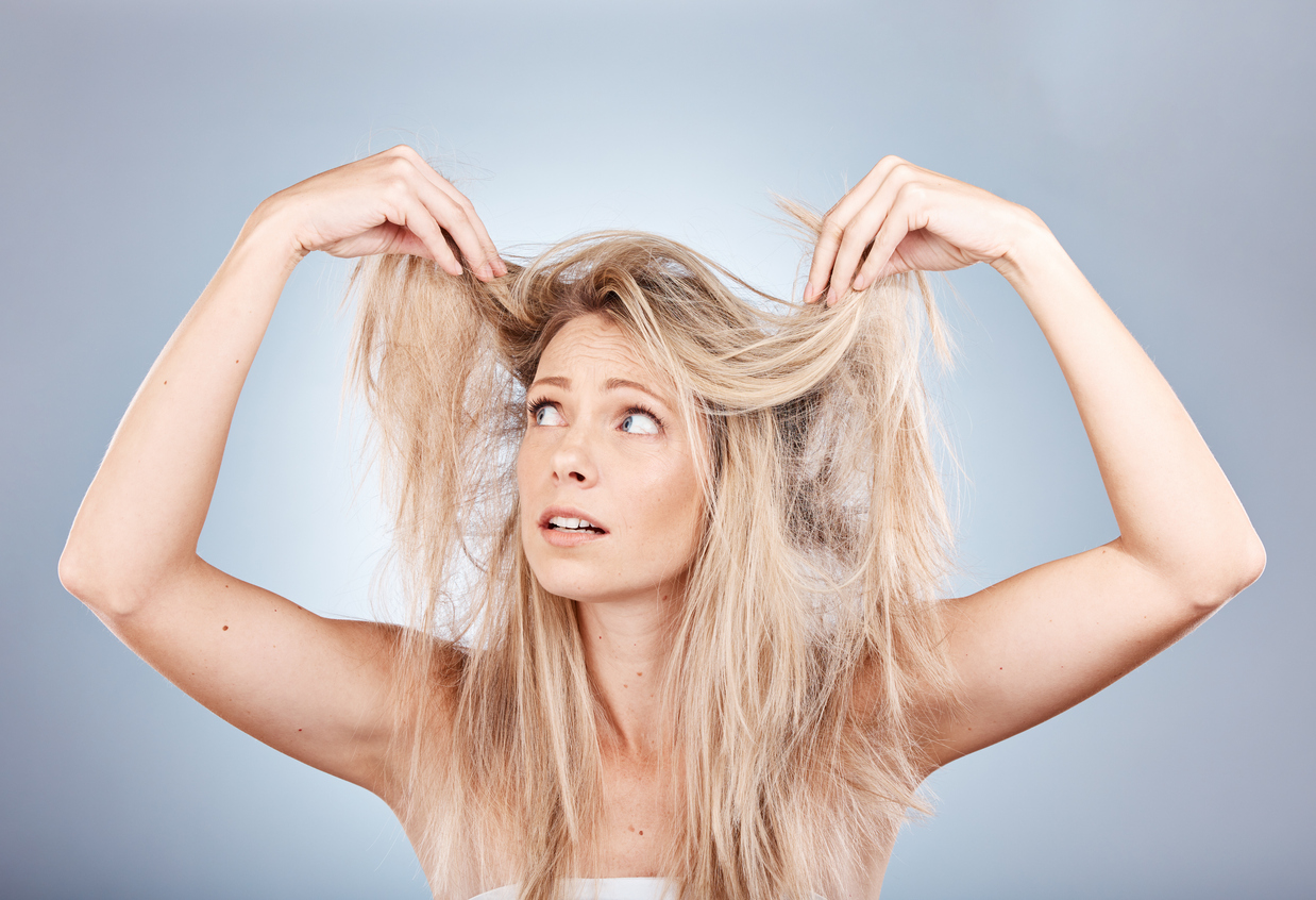 Φριζάρουν τα μαλλιά σου το καλοκαίρι; Που οφείλεται και tips καταπολέμησης