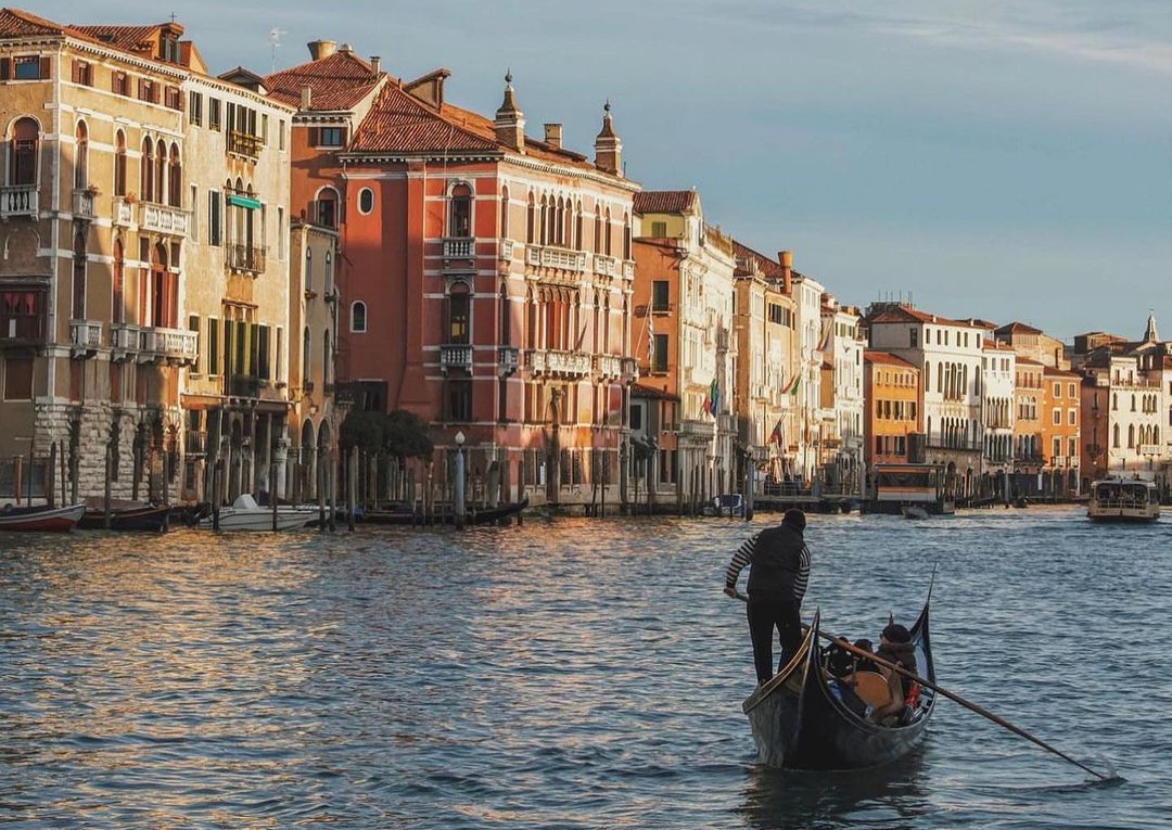 Βενετία: Ένα πλωτό βιολί σκορπά μουσική στα κανάλια της