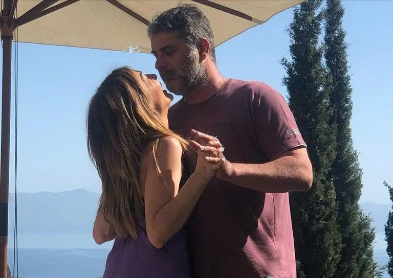 Δέσποινα Βανδή και Βασίλης Μπισμπίκης ποζάρουν με μαγιό στο Πήλιο