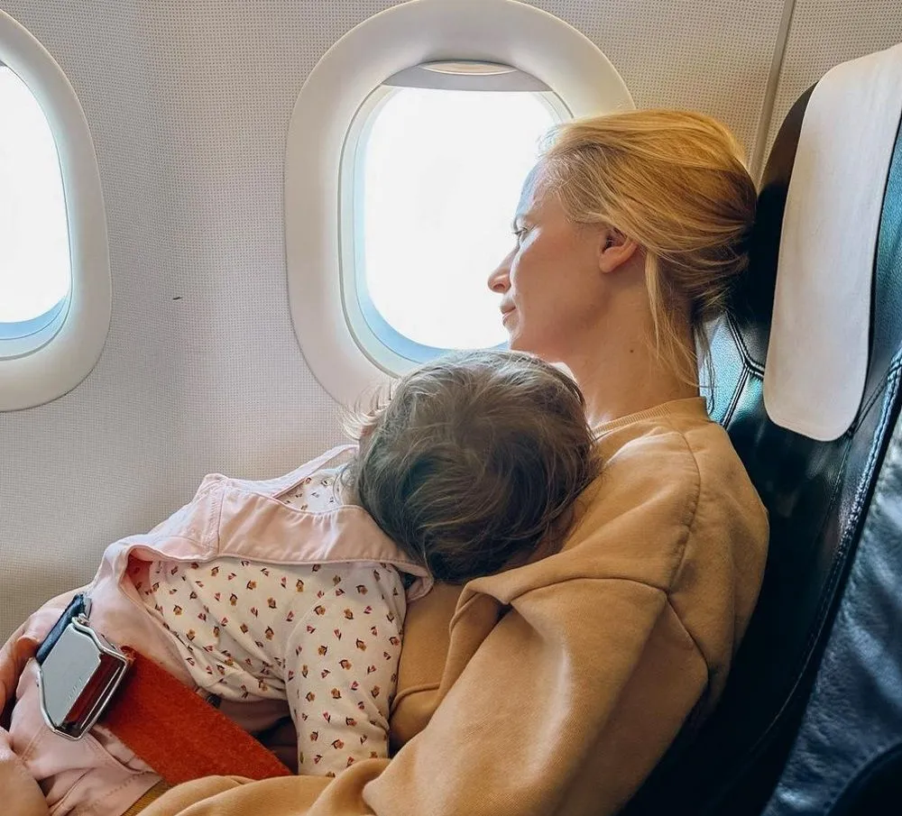 Τα super sos tips της Νάντιας Μπουλέ για ήρεμα αεροπορικά ταξίδια με το παιδί