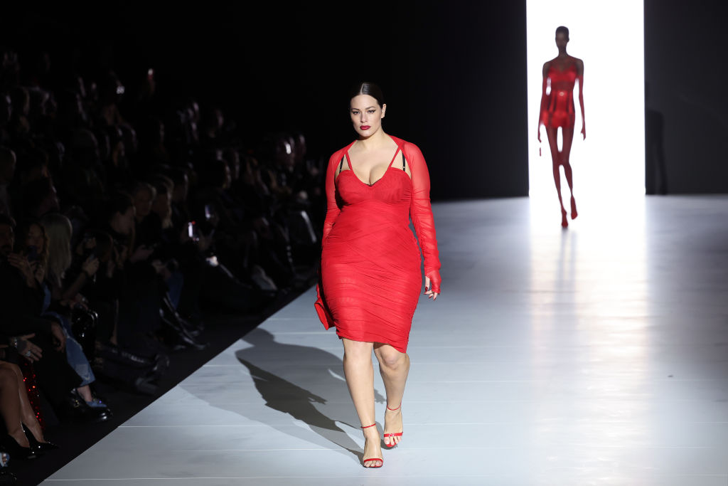 Plus size: Αυτά είναι τα ρούχα που ταιριάζουν τέλεια στις γυναίκες με καμπύλες