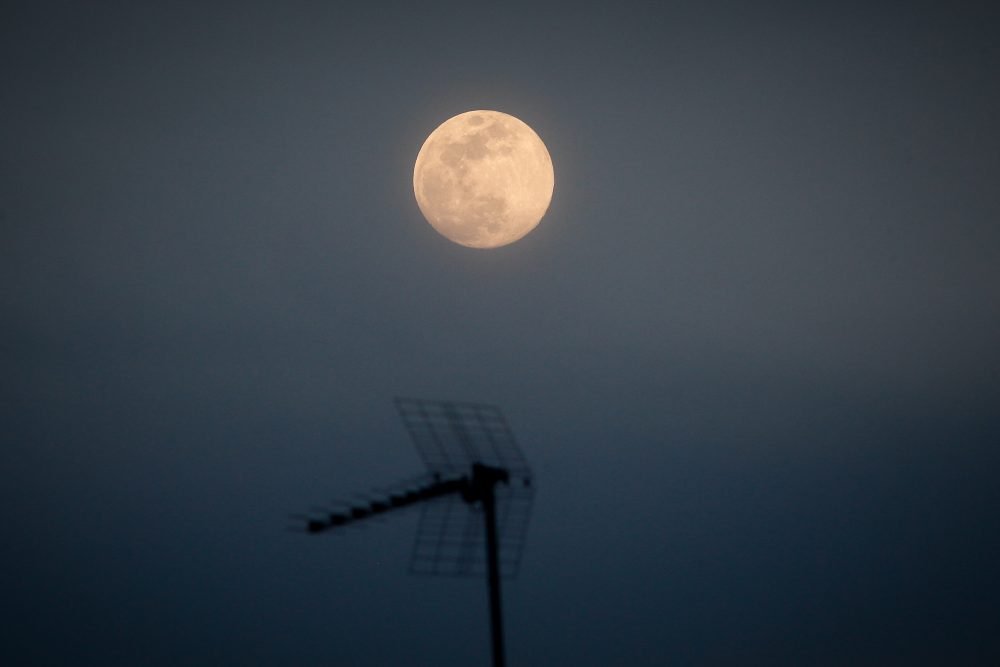 Blue Moon: Σήμερα απολαμβάνουμε τη σπάνια «μπλε πανσέληνο» – πότε θα είναι το επόμενο μπλε φεγγάρι