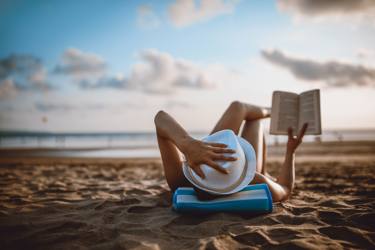 5 πικρές αλήθειες για όσους «διαβάζουν» βιβλία στην παραλία