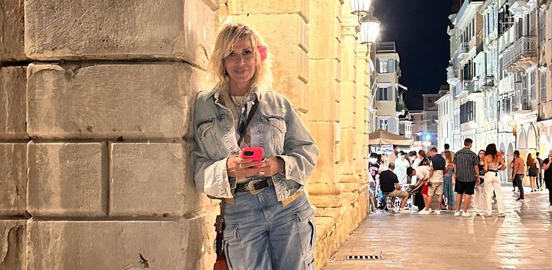 Η πάντα ανατρεπτική Άννα Βίσση έγινε υπάλληλος σε παγωτατζίδικο στην Κέρκυρα – Η αντίδραση του τουρίστα