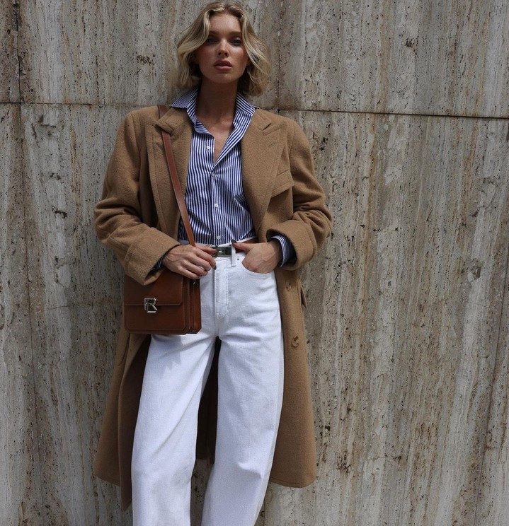 Fall inspiration: το look της @hoskelsa με λευκό τζιν που θέλουμε να αντιγράψουμε ASAP