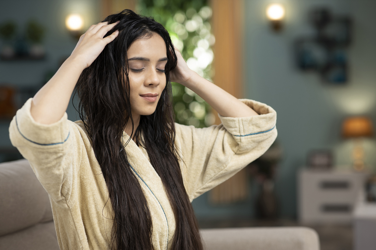 Θεραπεία κεράτινης: Οι 7 ερωτήσεις που κάναμε στον κομμωτή μας πριν την δοκιμάσουμε στα μαλλιά μας