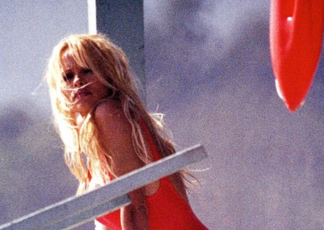 Η Pamela Anderson πουλά το iconic μαγιό του Baywatch – Πώς μπορούμε να το αγοράσουμε