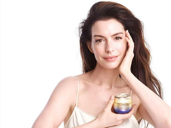 Anne Hathaway: Είναι η νέα μούσα της Shiseido για την σειρά Vital Perfection, εκφράζοντας σε ολόκληρο τον κόσμο το μήνυμα «Δυνατότητες Χωρίς Όρια»