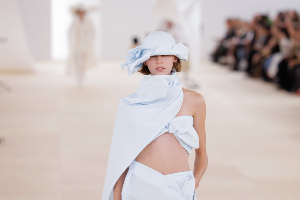 Καπέλα: Το νέο trend που είδαμε στην εβδομάδα μόδας του Παρισιού και ανυπομονούμε να υιοθετήσουμε
