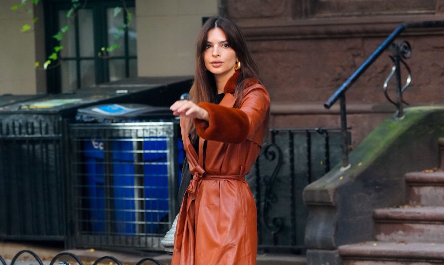 Emily Ratajkowski: Πώς να αντιγράψεις οικονομικά το απόλυτο φθινοπωρινό της outfit