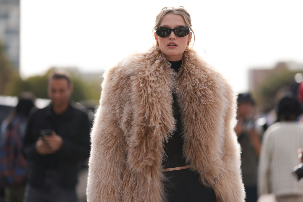 Faux-Fur: Το παλτό που θα απογειώσει το street style του χειμώνα