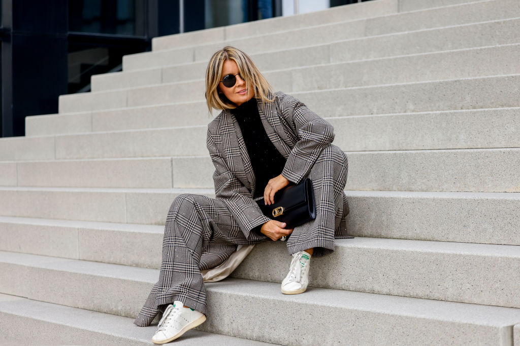 Έτσι θα συνδυάσεις το κοστούμι με τα sneakers σου για να είσαι άνετη και κομψή
