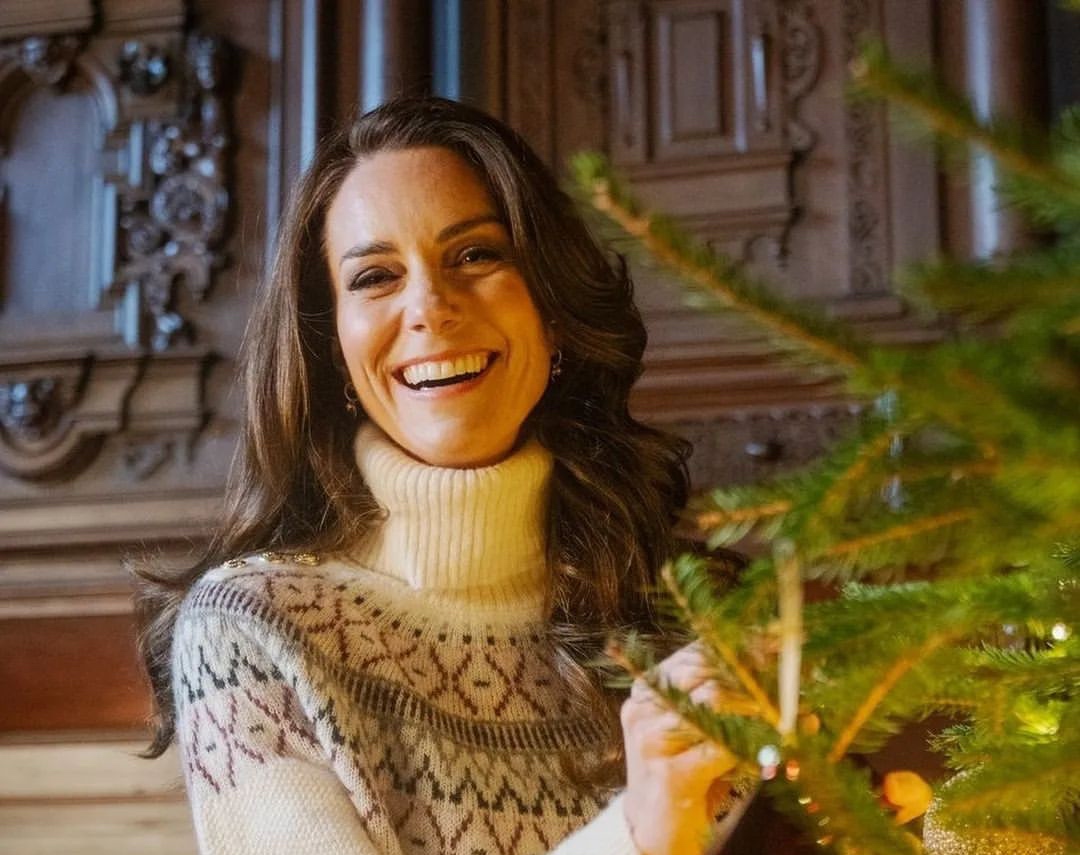 Η Kate Middleton ποζάρει δίπλα στο χριστουγεννιάτικο δέντρο κι εμείς θέλουμε το πουλόβερ της