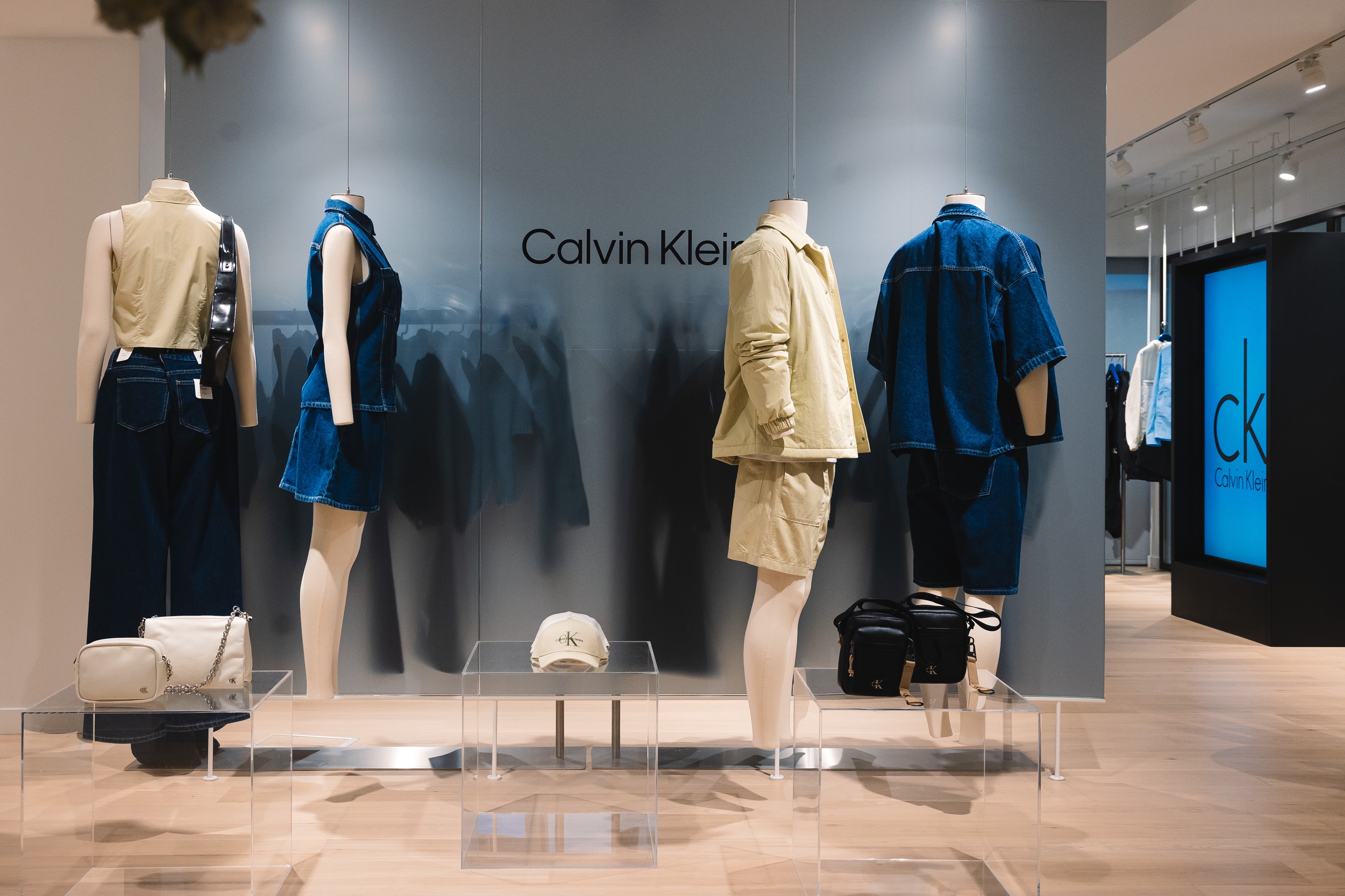 Αέρας καλοκαιριού στην εντυπωσιακή παρουσίαση των νέων συλλογών Tommy Hilfiger & Calvin Klein SS2024 από τη SARKK