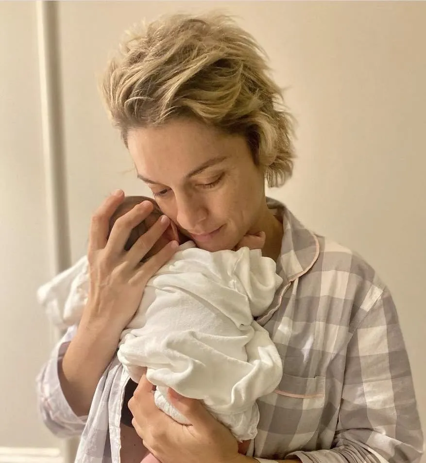 Γιούλικα Σκαφιδά: Η νέα φωτογραφία με τον νεογέννητο γιο της μέσα από το σαλόνι του σπιτιού της