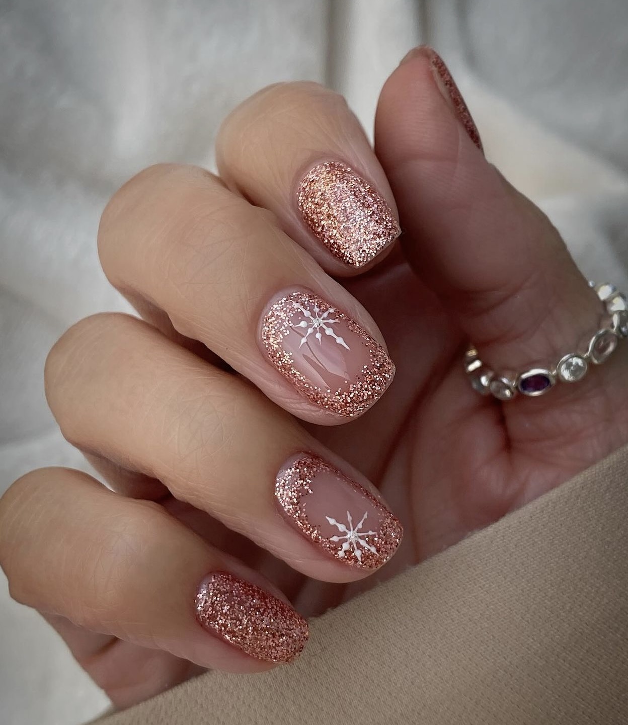 X-mas nails: ιδέες για τα πιο γιορτινά και λαμπερά μανικιούρ