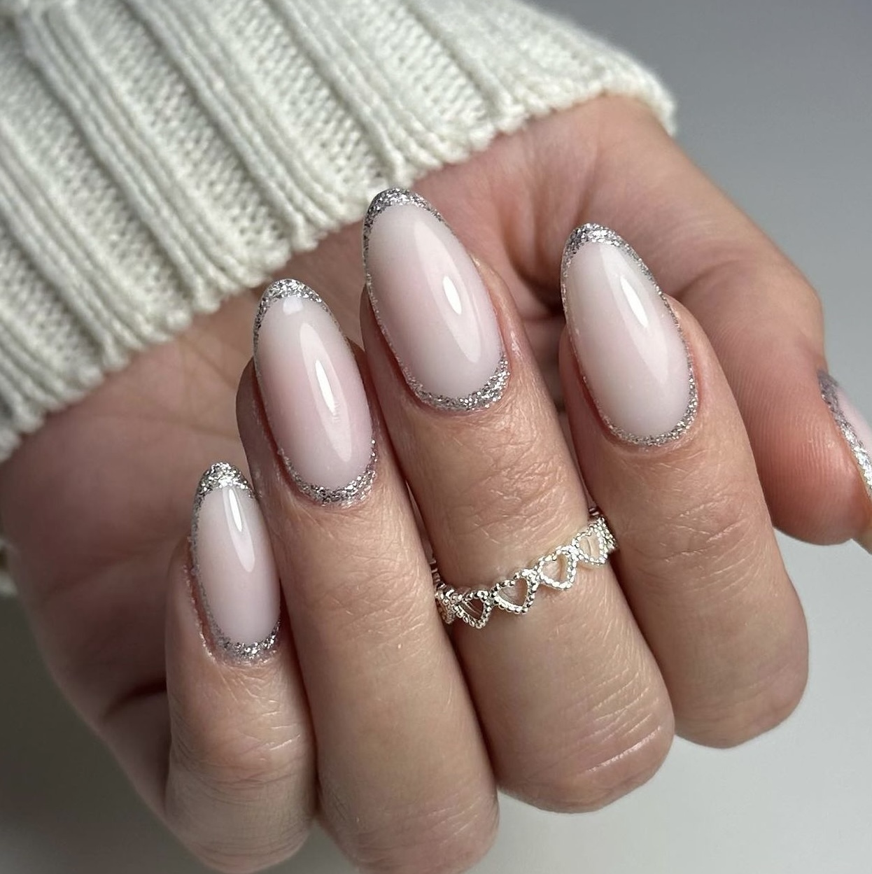 Frosty nails: αυτά είναι τα πιο επίκαιρα “παγωμένα” νύχια