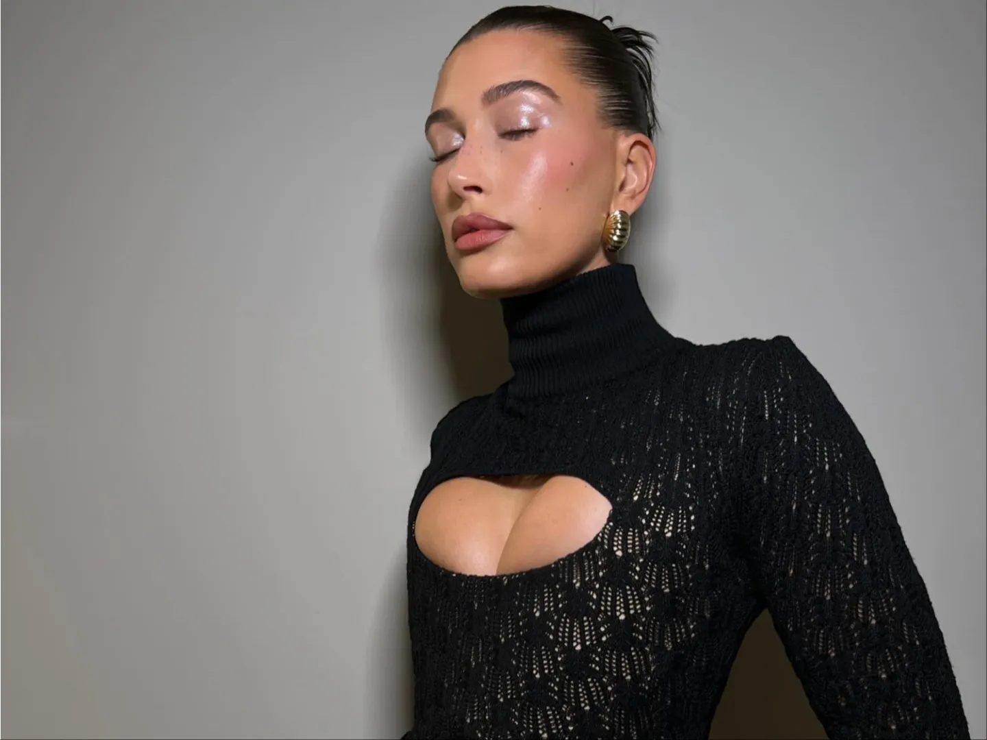 Η Hailey Bieber φόρεσε το πλεκτό φόρεμα με τον πιο θηλυκό τρόπο