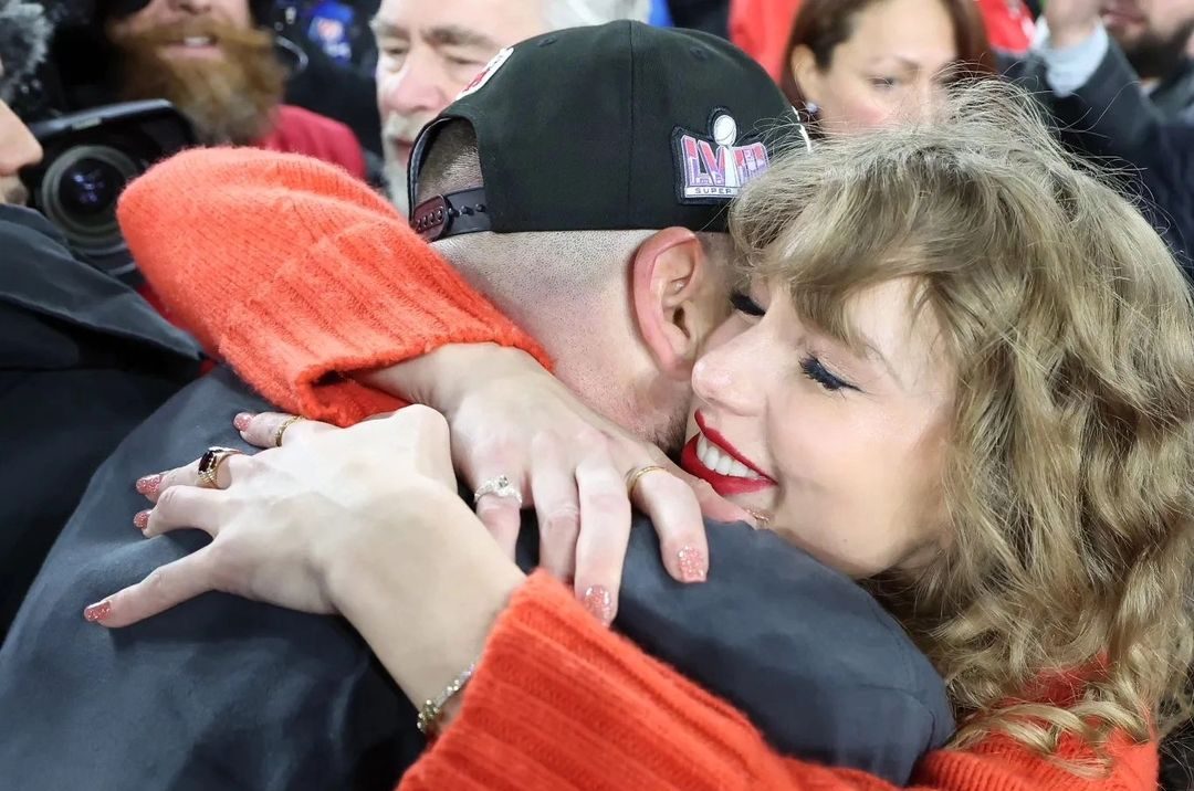 Taylor Swift: Οι τρυφερές σκηνές με τον Travis Kelce μετά την πρόκριση της ομάδας του στο Super Bowl