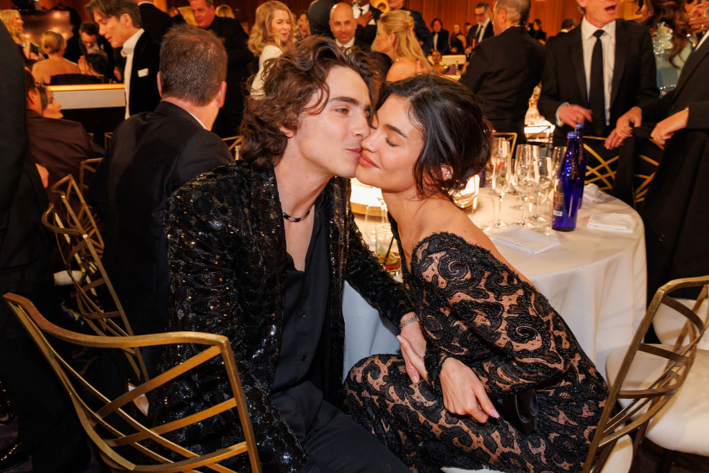 Χρυσές Σφαίρες 2024: Τι είπε η Kylie Jenner στον Timothée Chalamet στην πιο viral στιγμή της βραδιάς