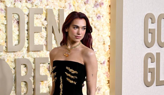 Dua Lipa: Αυτοσαρκάζεται για το μαύρο στενό της φόρεμα στις Χρυσές Σφαίρες