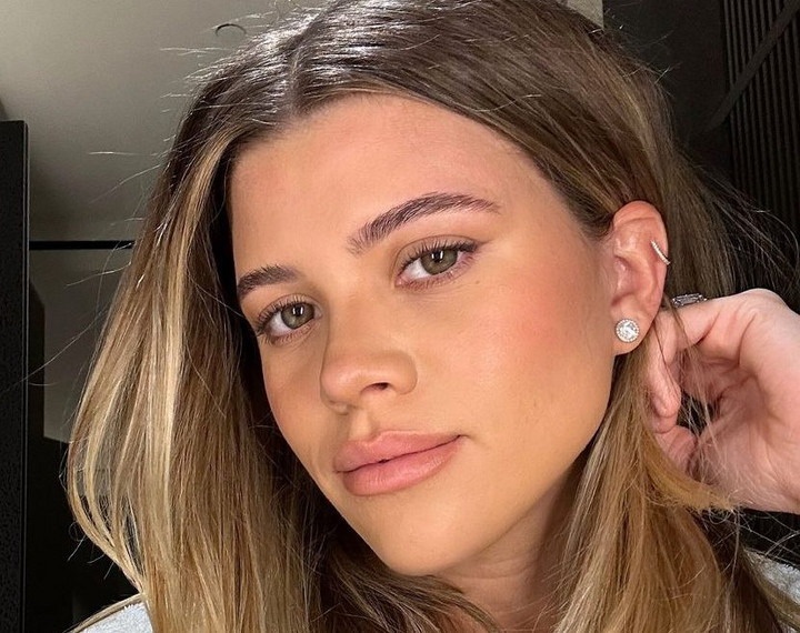 Sofia Richie: Είναι έγκυος και ποζάρει με την φουσκωμένη κοιλίτσα της