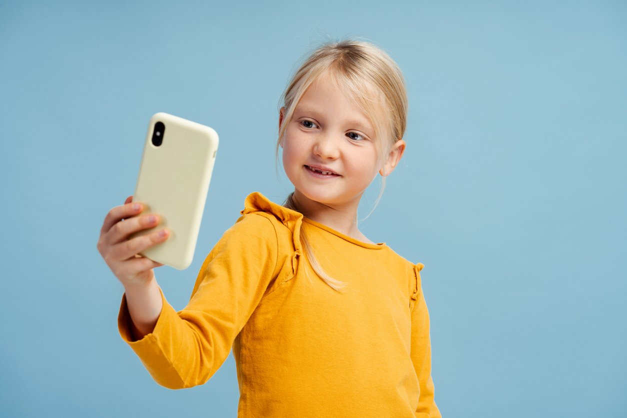 Τι πρέπει να κάνουν οι γονείς για να μειώσουν την ενασχόληση των παιδιών τους με το κινητό