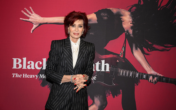 Sharon Osbourne: Φίλησε στο στόμα την παρουσιάστρια του Celebrity Big Brother και δίχασε το κοινό