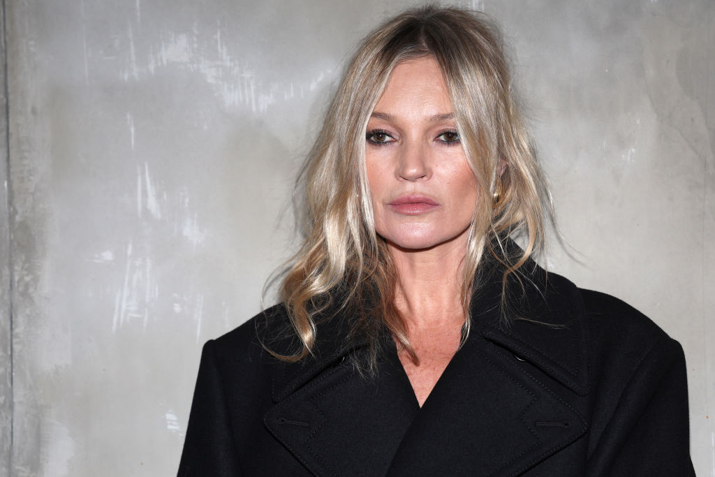 Kate Moss είσαι εσύ; Η σωσίας της περπάτησε στην Εβδομάδα Μόδας στο Παρίσι και όλοι τις μπέρδεψαν