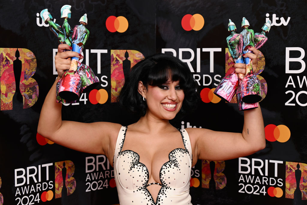 Raye: Ποια είναι η τραγουδίστρια του «Escapism» που σάρωσε όλα τα βραβεία στα Brit 2024