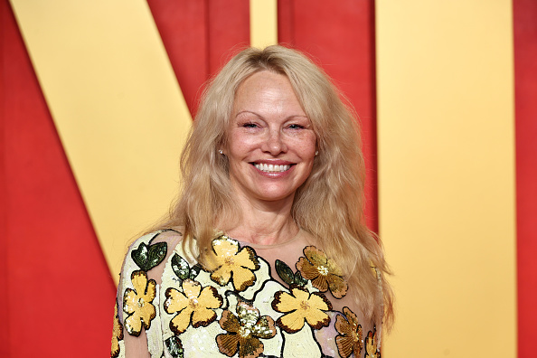 Pamela Anderson: Ποζάρει για ακόμη μία φορά αμακιγιάριστη για εξώφυλλο περιοδικού