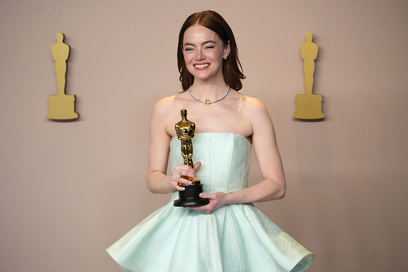 Emma Stone: Το Όσκαρ, η συγκινητική ομιλία και το φόρεμα που σκίστηκε