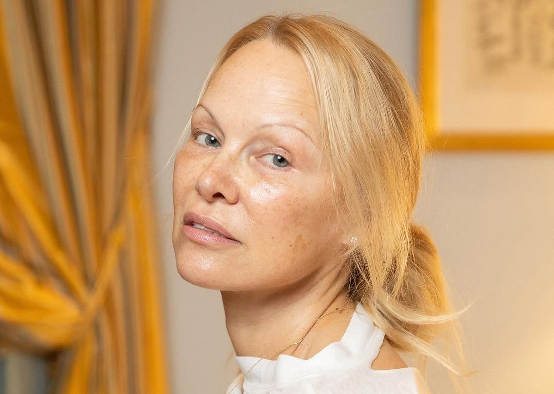 Pamela Anderson: Έκανε το 3 looks Fashion Challenge για το Net-a-Porter – Τα minimal glam σύνολα που επέλεξε