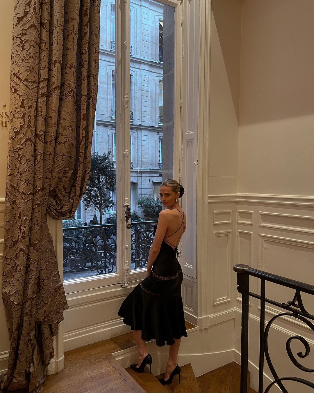 Black elegance: Πώς θα φορέσουμε το μαύρο φέτος το καλοκαίρι για να δείχνουμε στυλάτες – Κάντο όπως τα scandi girls