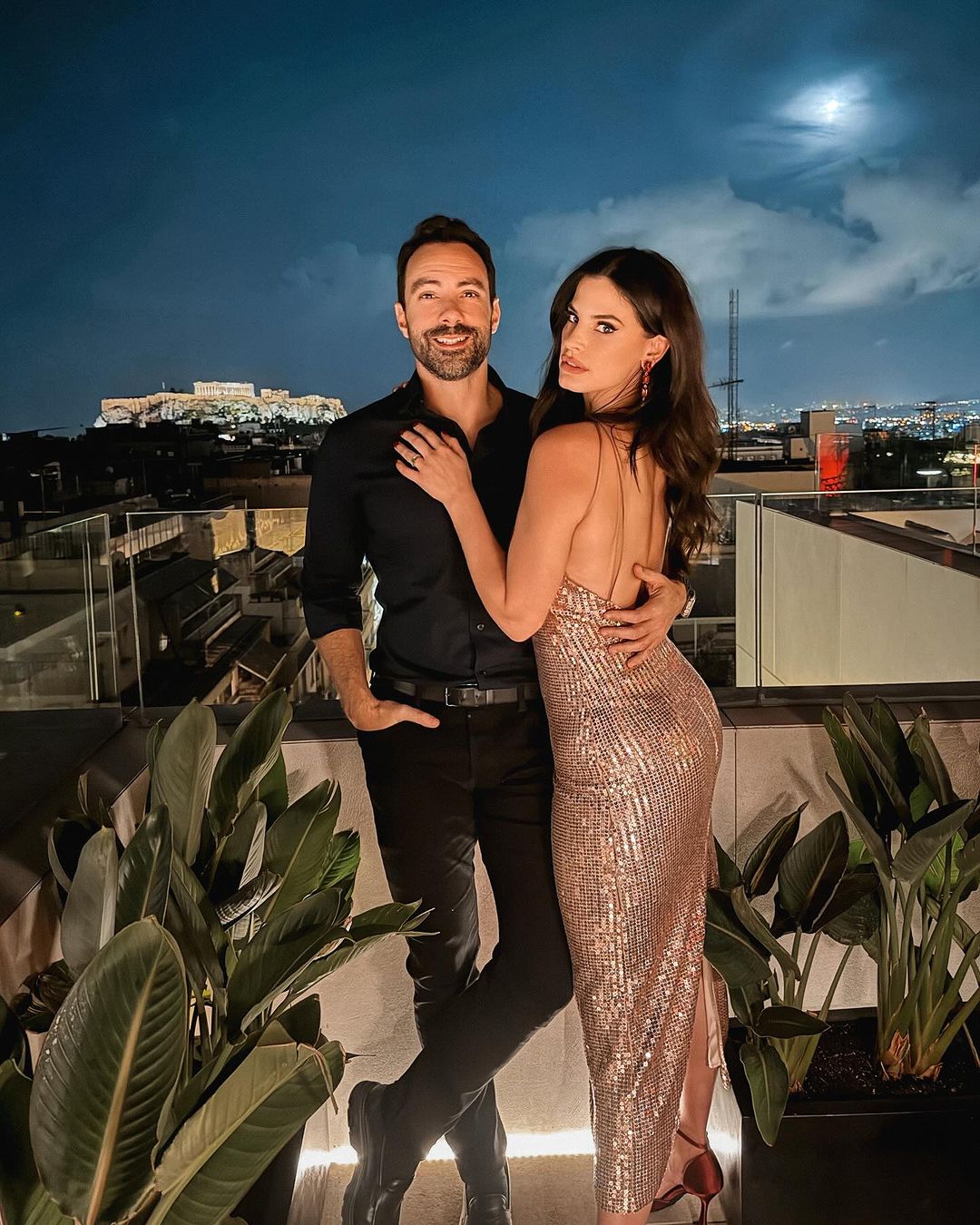 Σάκης Τανιμανίδης: Τα παθιασμένα φιλιά στο πάρτι των γενεθλίων του με την Χριστίνα Μπόμπα – βίντεο