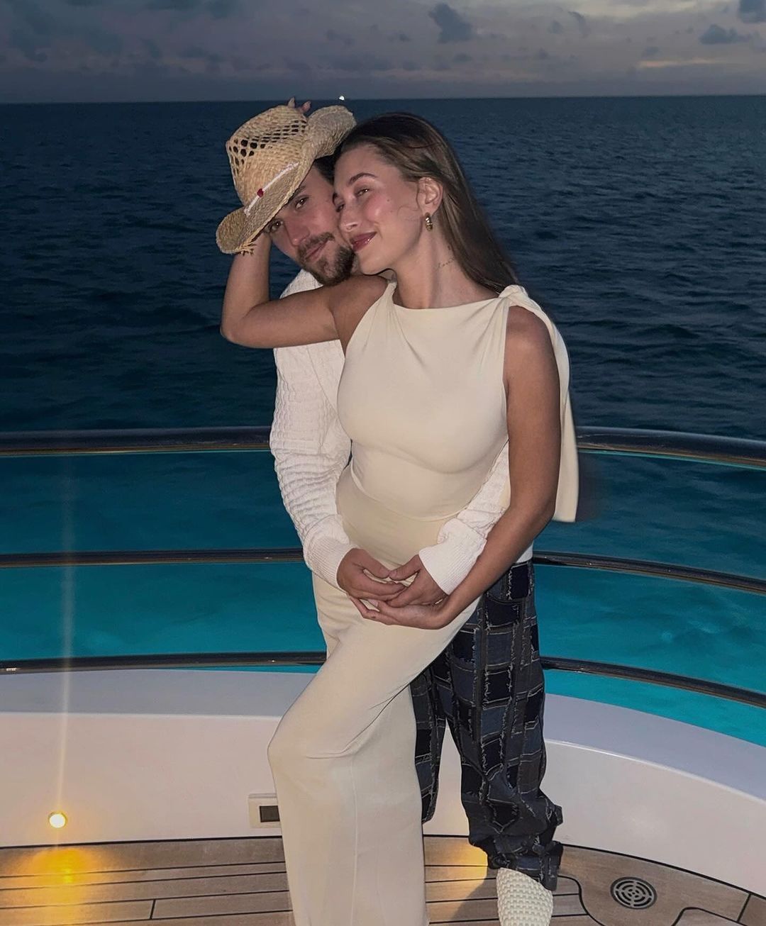 Hailey Bieber: Είναι έγκυος και περιμένει μαζί με τον Justin το πρώτο τους μωράκι