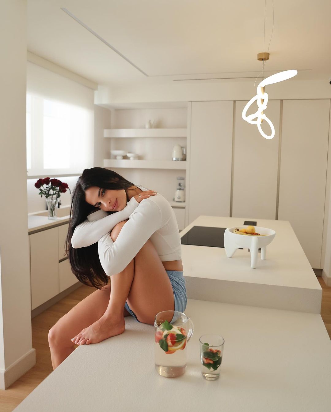 Χριστίνα Μπόμπα: Μέσα στην σύγχρονη και minimal μεζονέτα της – Φωτογραφίες