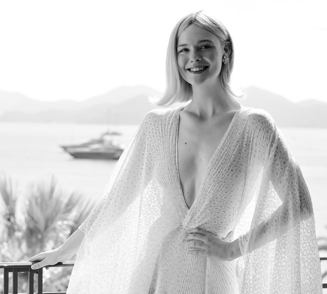 Elle Fanning: Η εντυπωσιακή retro εμφάνισή της την τελευταία βραδιά των Καννών