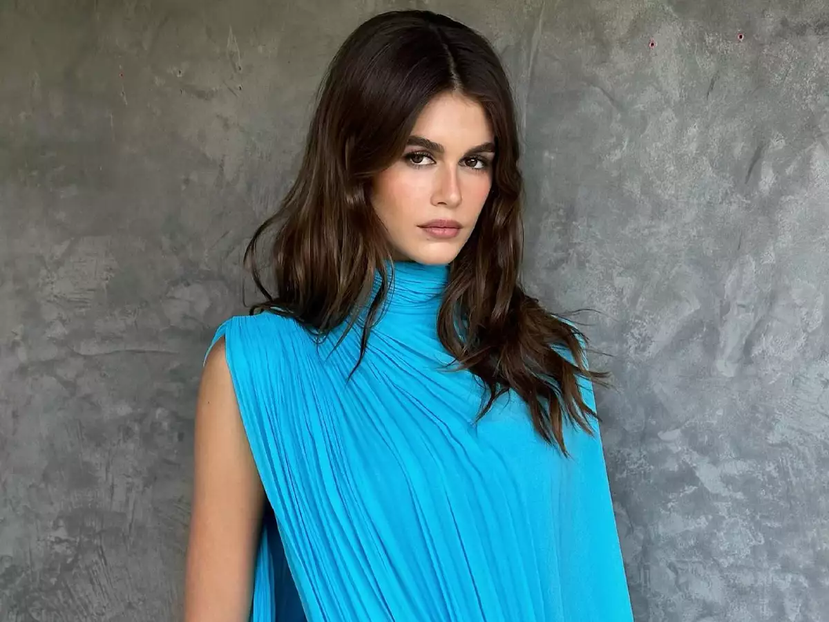 Kaia Gerber: Μας συστήνει το πιο trendy χρώμα της σεζόν