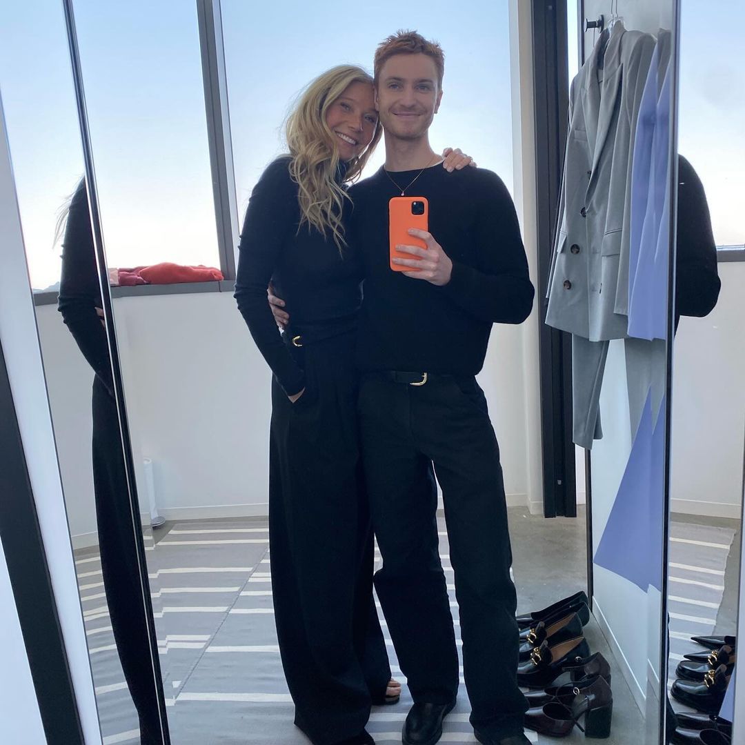 Gwyneth Paltrow: Με ολόσωμη φόρμα Jacquemus στο fashion show του οίκου