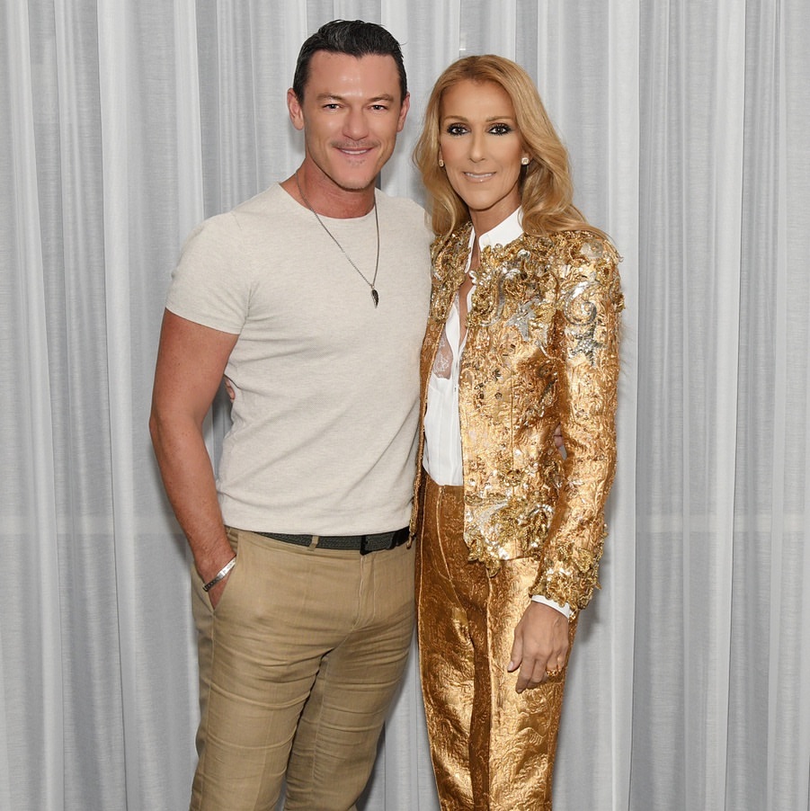 Celine Dion: Δυναμικό comeback με total white σύνολο στην πρεμιέρα του ντοκιμαντέρ της