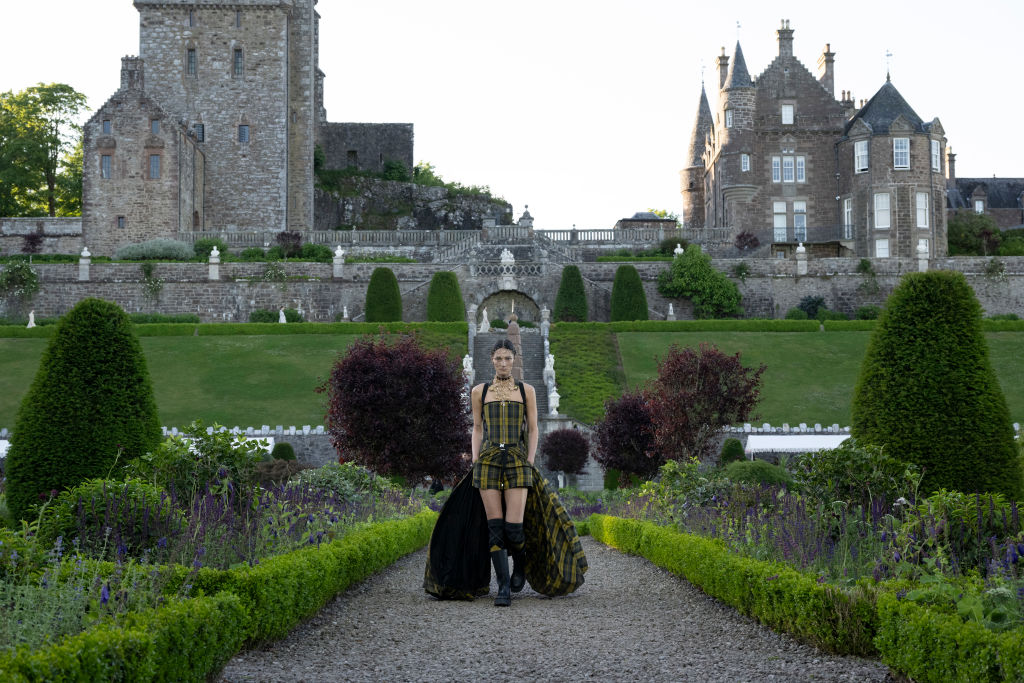 Dior Cruise 2025: Μια ρομαντική συλλογή με δυναμικά στοιχεία, ύμνος στην ιστορία της Σκωτίας και την βασίλισσα Μαίρη