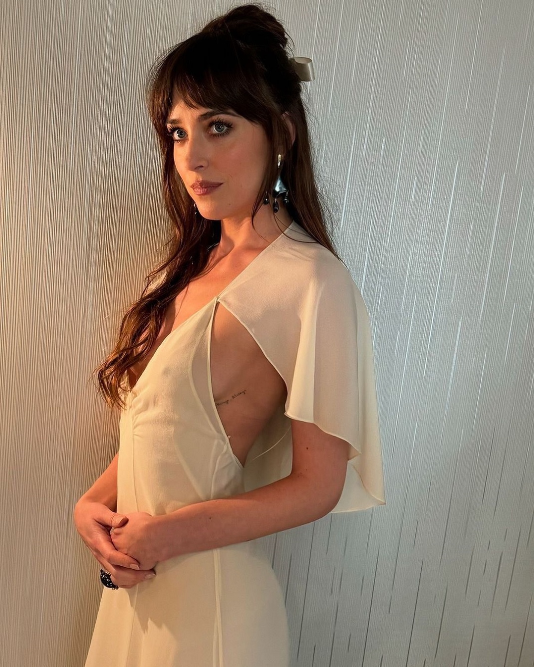 Dakota Johnson: Το λευκό της φόρεμα είναι η πεμπτουσία των bridal εμφανίσεων