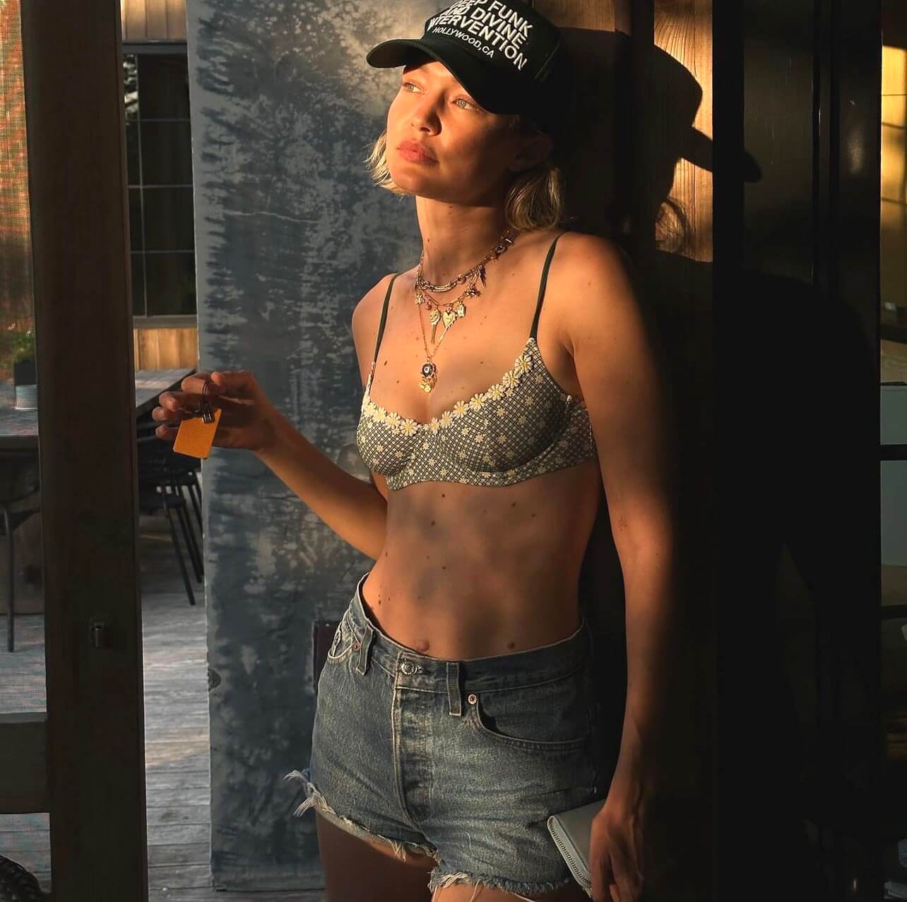 Gigi Hadid: Απενοχοποιεί το «free the nipple» με την νέα της retro εμφάνιση
