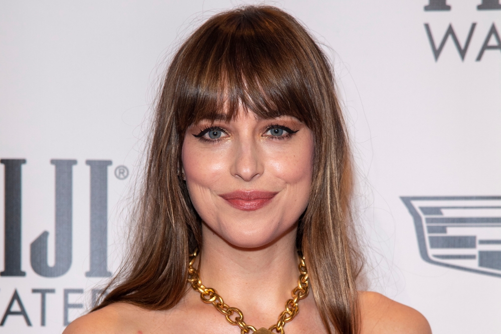 Dakota Johnson: Με αυτόν τον τρόπο φοράει την διαφάνεια φέτος το καλοκαίρι