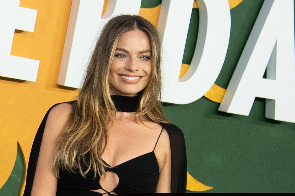 Oversized: Το look της Margot Robbie είναι ο ορισμός της διαχρονικότητας