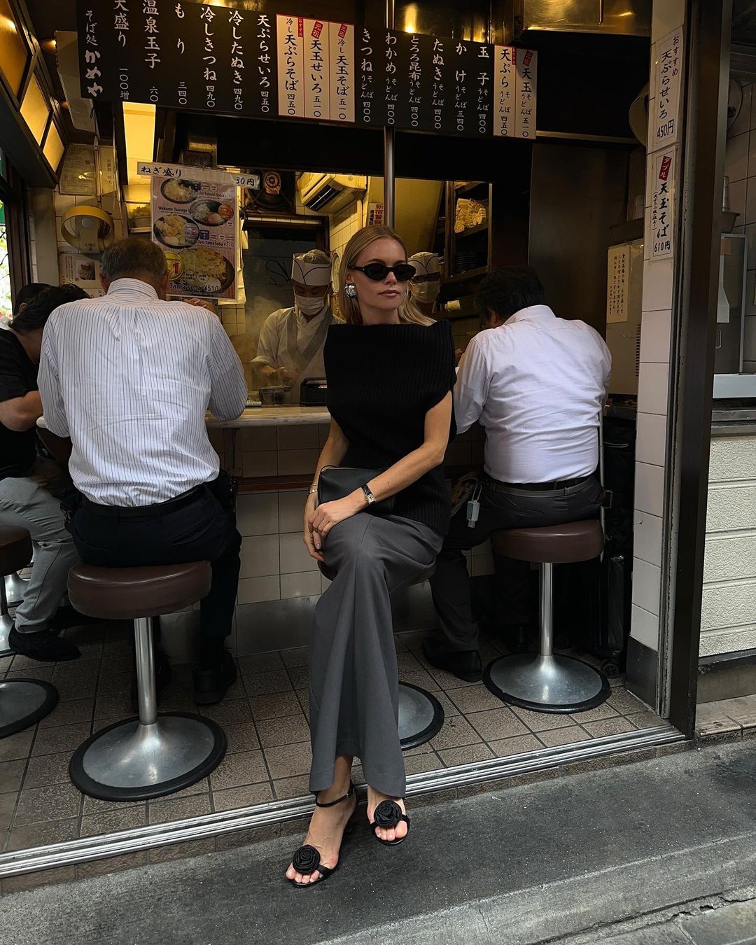 Off shoulder τοπ: Αυτά είναι τα παντελόνια που θα του δώσουν έναν φρέσκο στυλιστικό αέρα